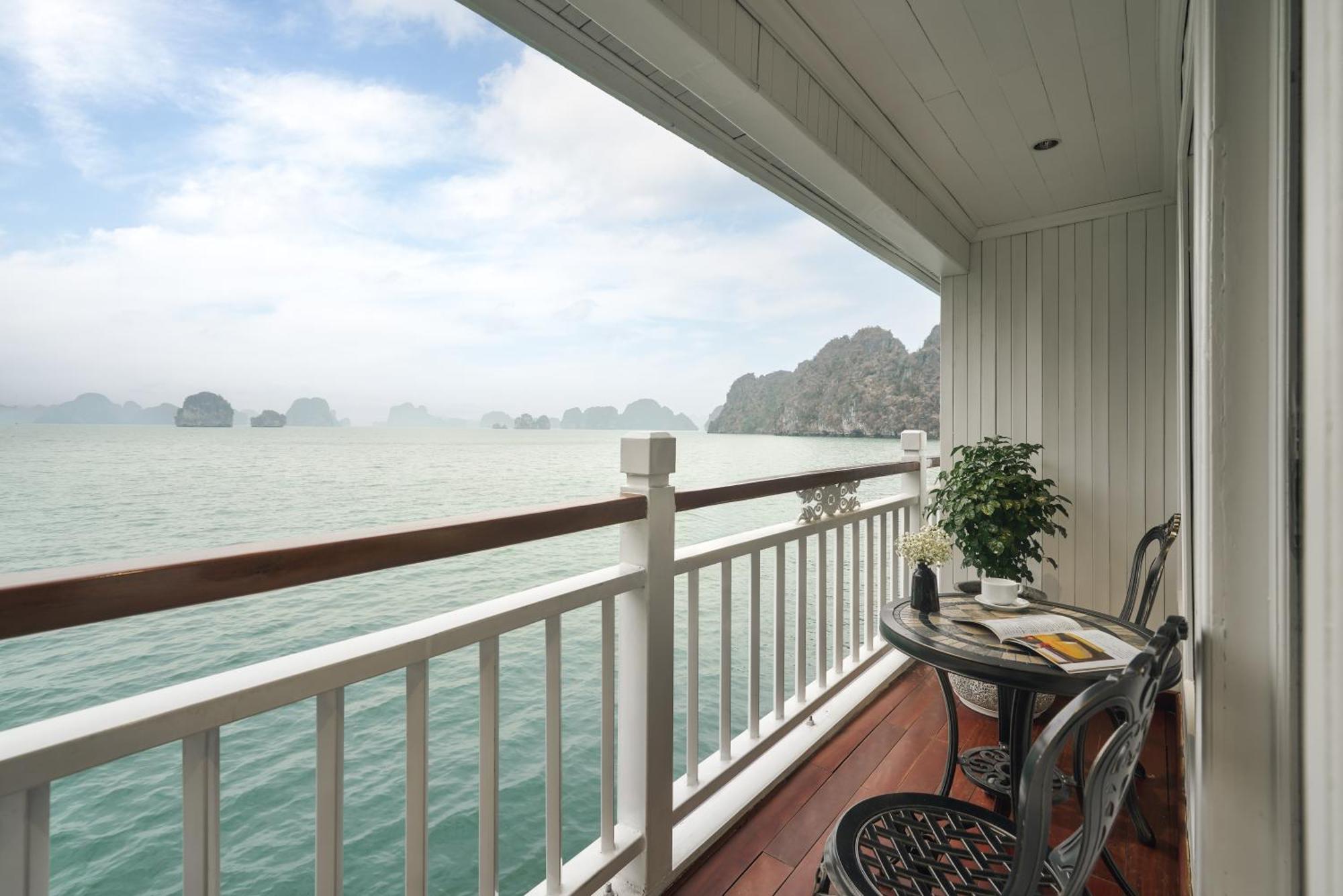 Signature Royal Halong Cruise Ha Long Exteriör bild