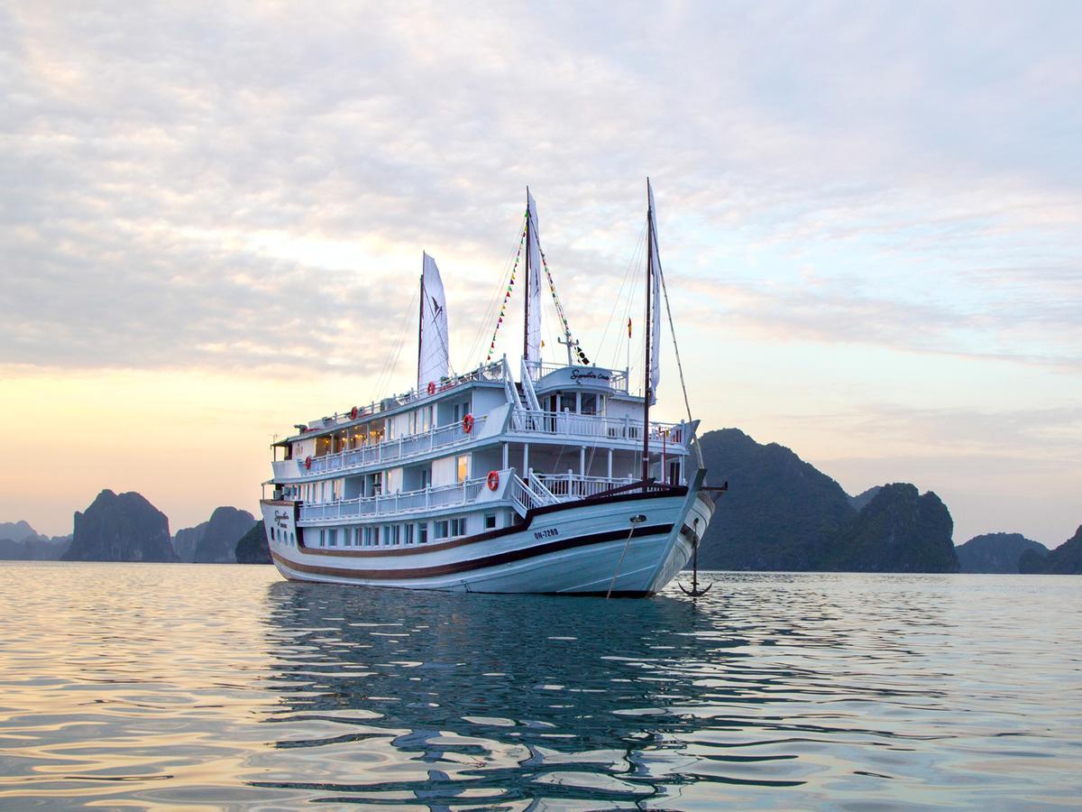 Signature Royal Halong Cruise Ha Long Exteriör bild